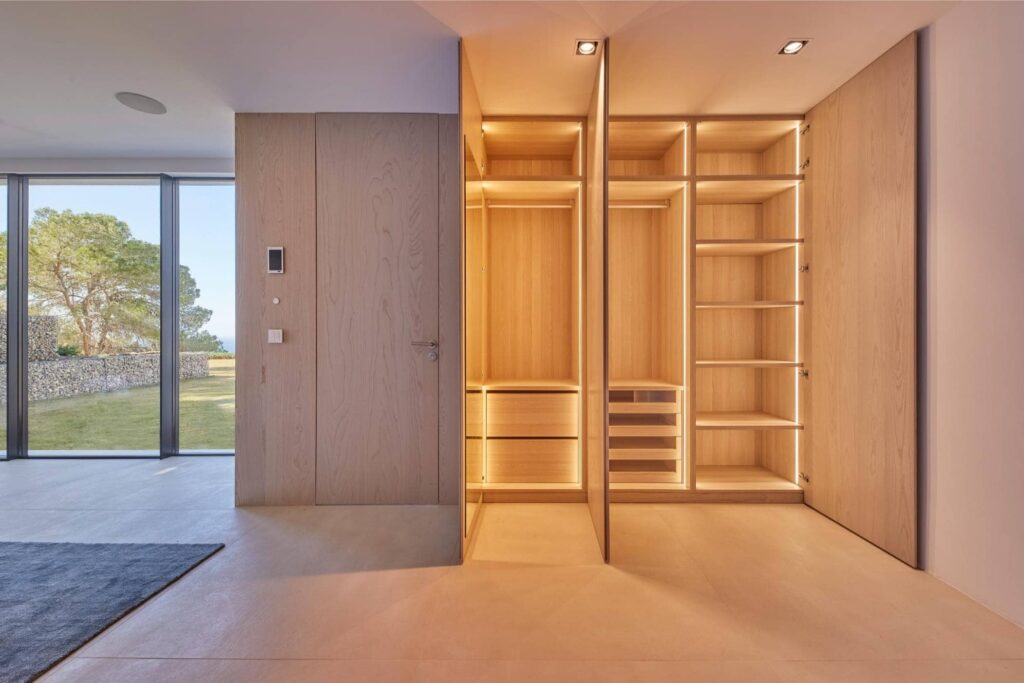 Armario a medida con iluminación LED y distribución interior personalizada
