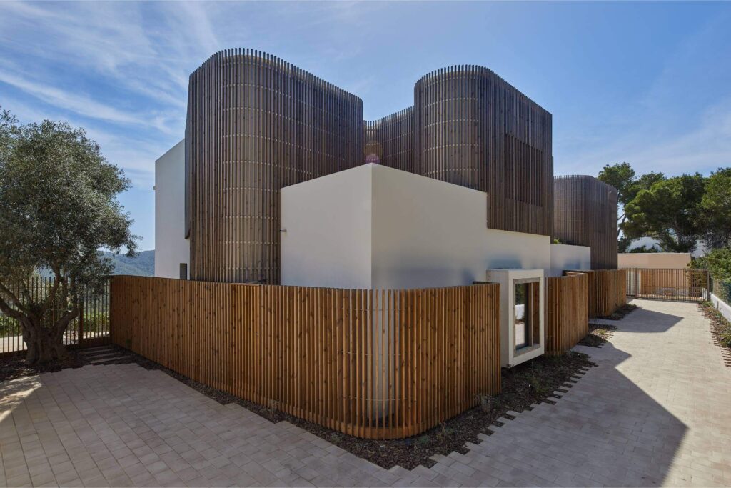 Cerramiento de madera artesanal en vivienda de Ibiza