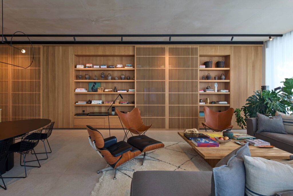 Salón moderno con estanterías de madera a medida en Ibiza