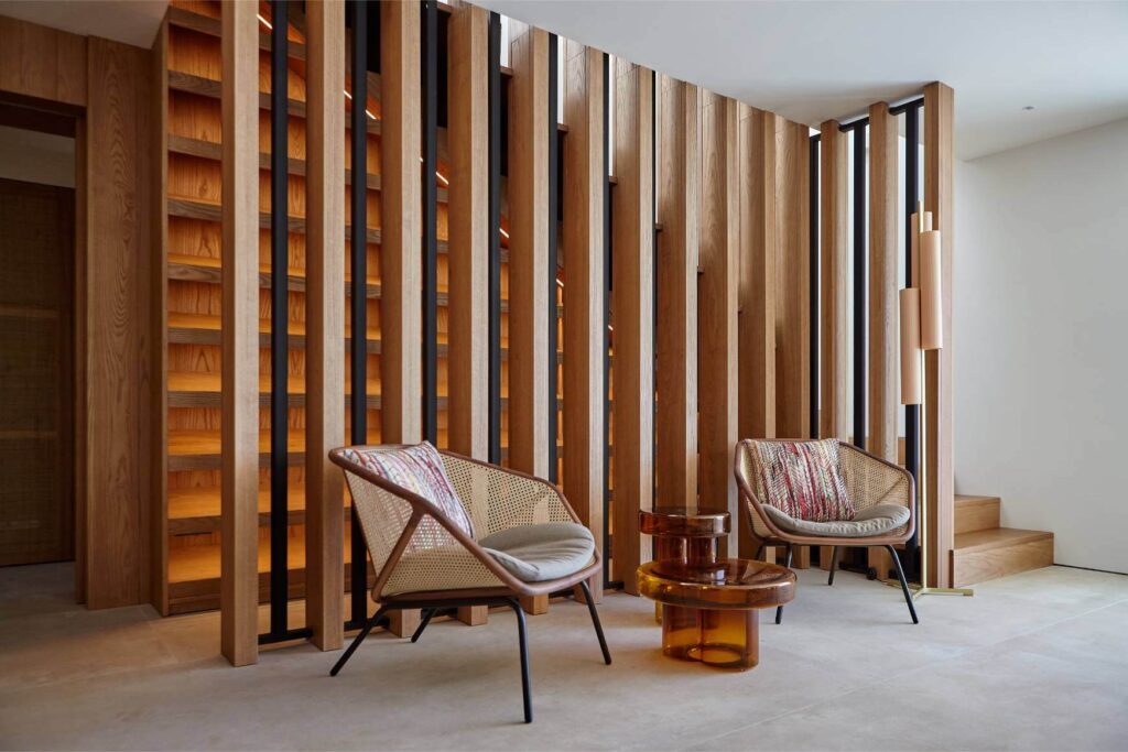 Separador de ambientes en madera con diseño moderno en vivienda de Ibiza